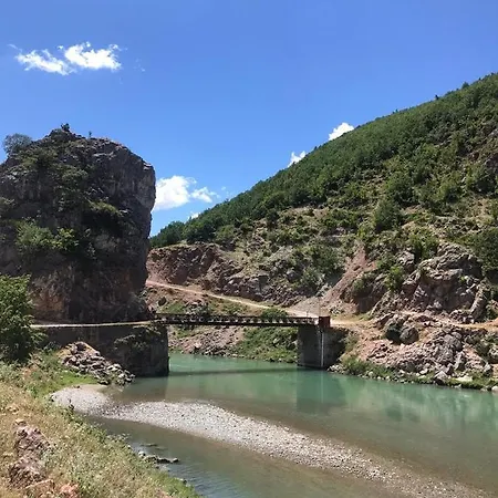 Bujtina Gjana Pensión *