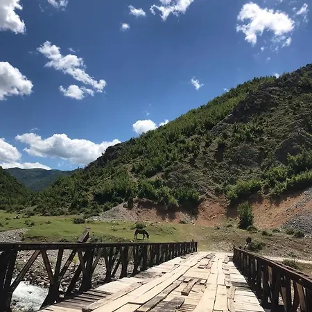 Bujtina Gjana 招待所 *